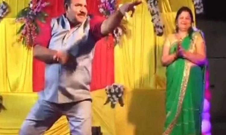 प्रोफेसर के इस डांस ने सोशल मीडिया पर मचाया धमाल, सीएम भी हुए दीवाने