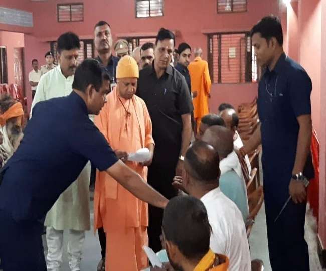 गोरखपुर : फरियादियों से मिले सीएम योगी आदित्‍यनाथ, अधिकारियों पर कार्रवाई का दिया आश्‍वासन