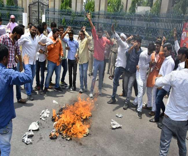 एबीपीपी ने फूंका मंत्री ओम प्रकाश राजभर का पुतला, कहा छात्रों के विरोधी