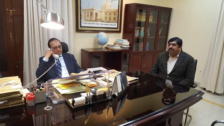 लखनऊ : औरैया जनपद के बिधूना विधानसभा के पूर्व विधायक प्रमोद गुप्ता  ने आज प्रमुख सचिव प्रदीप दुबे से मुलाकात कर बिधूना विधानसभा के अधूरे पड़े विकास कार्य को पूरा कराने के लिए बातचीत की