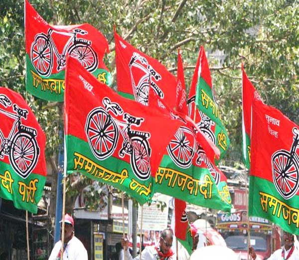 समाजवादी पार्टी के पूर्व मंत्री 3 बार विधायक रामस्वरूप सिंह गौर की बहु व् नीरज सिंह गौर पूर्व प्रत्याशी अकबरपुर-रनियां की माता रमा देवी को नगर पंचायत रूरा से टिकट देकर अखिलेश यादव ने भरोषा जताया