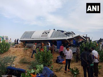 राजस्थान: नेशनल हाईवे 11 पर बस और ट्रक की भिड़ंत, 10 की मौत, 25 घायल राजस्थान: नेशनल हाईवे 11 पर बस और ट्रक की भिड़ंत, 10 की मौत, 25 घायल