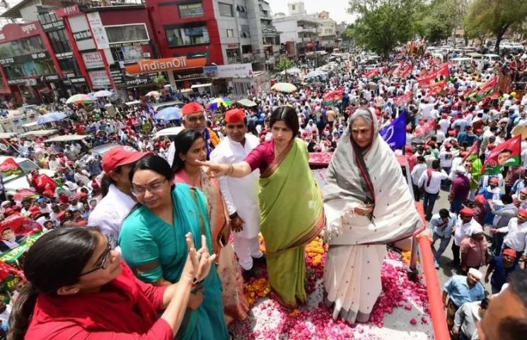 डिम्पल यादव ने जया बच्चन के साथ मिलकर किया प्रयागराज में रोड शो
