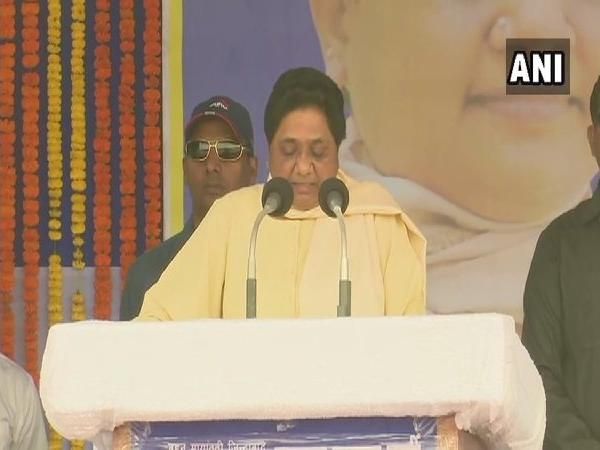 मायावती ने कांग्रेस और बीजेपी को बताया एक ही थैली के चट्टे बट्टे मायावती ने कांग्रेस और बीजेपी को बताया एक ही थैली के चट्टे बट्टे