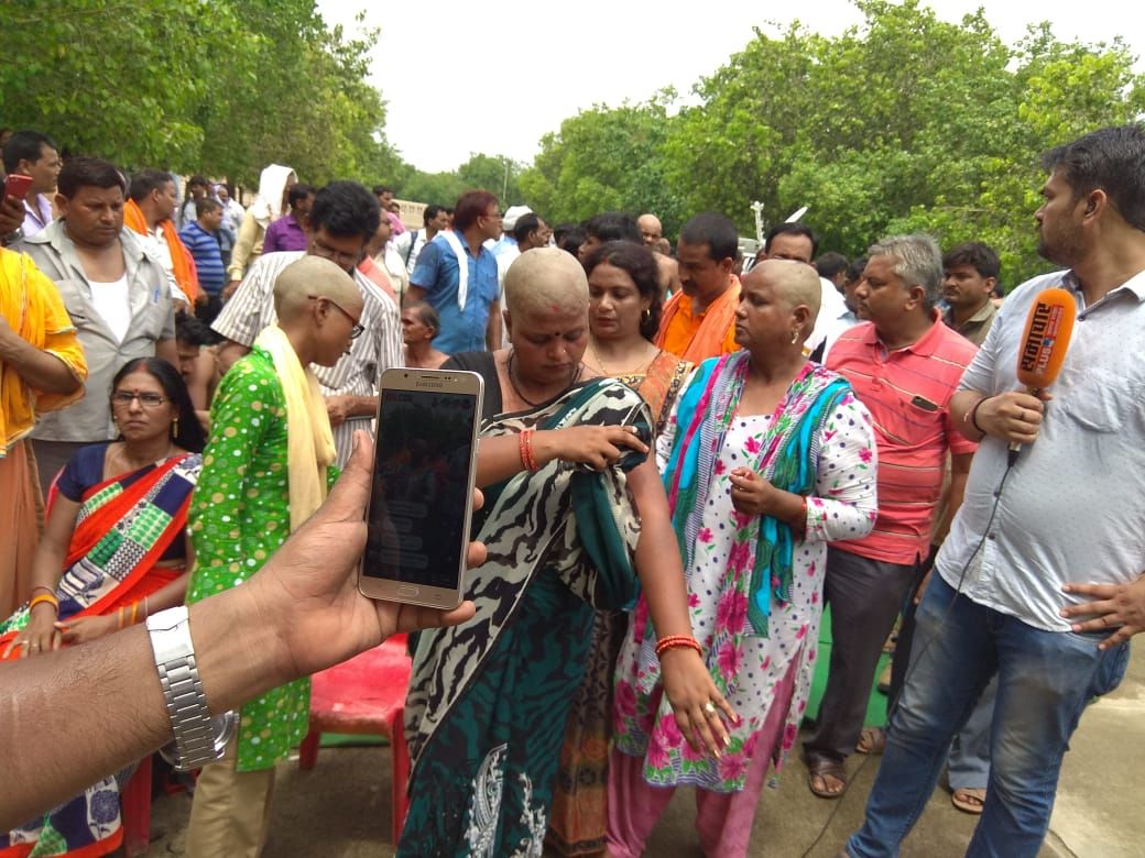 महिला शिक्षामित्रों ने बाल मुंडवाकर सरकार के खिलाफ किया प्रदर्शन
