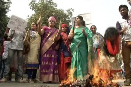 पद्मावती फिल्म के विरोध में बेलन लेकर उतरीं महिलाएं पद्मावती फिल्म के विरोध में बेलन लेकर उतरीं महिलाएं