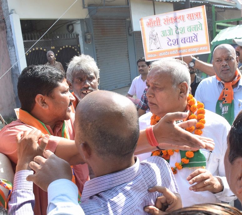 हाथों में अहिंसा के पुजारी के पोस्टर लेकर आपस में ही हिंसा करने लगे भाजपाई हाथों में अहिंसा के पुजारी के पोस्टर लेकर आपस में ही हिंसा करने लगे भाजपाई