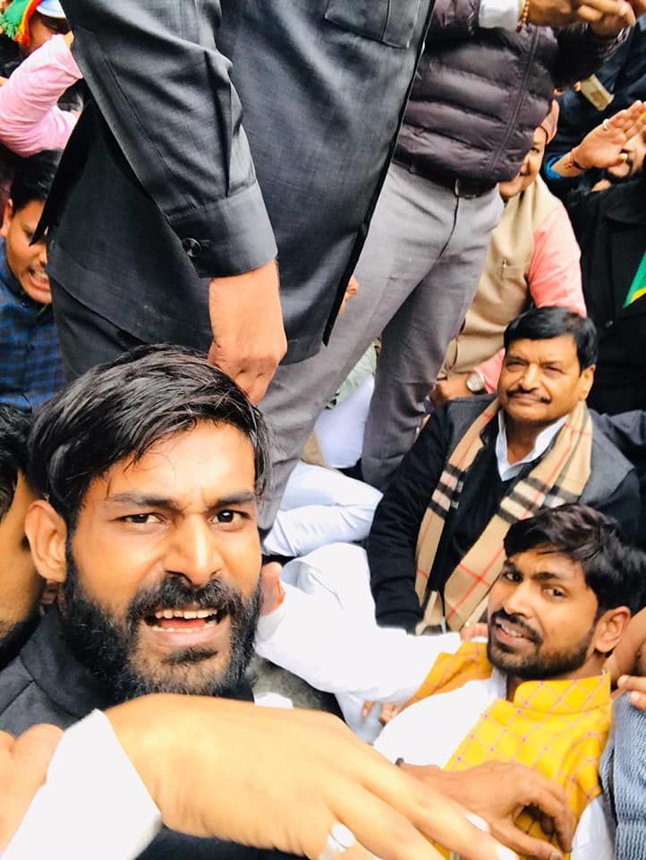 CAA और NRC को लेकर प्रसपा का प्रदर्शन, प्रसपा के कार्यकर्ताओं क हंगामा जारी,  प्रदर्शन में शिवपाल यादव भी मौजूद, जमीन पर बैठकर प्रदर्शन कर रहे शिवपाल।