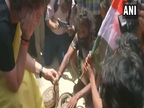 प्रियंका गांधी के नए- नए रंग, संपेरों के बीच पहुंच उठाया आनंद, देखें VIDEO प्रियंका गांधी के नए- नए रंग, संपेरों के बीच पहुंच उठाया आनंद, देखें VIDEO