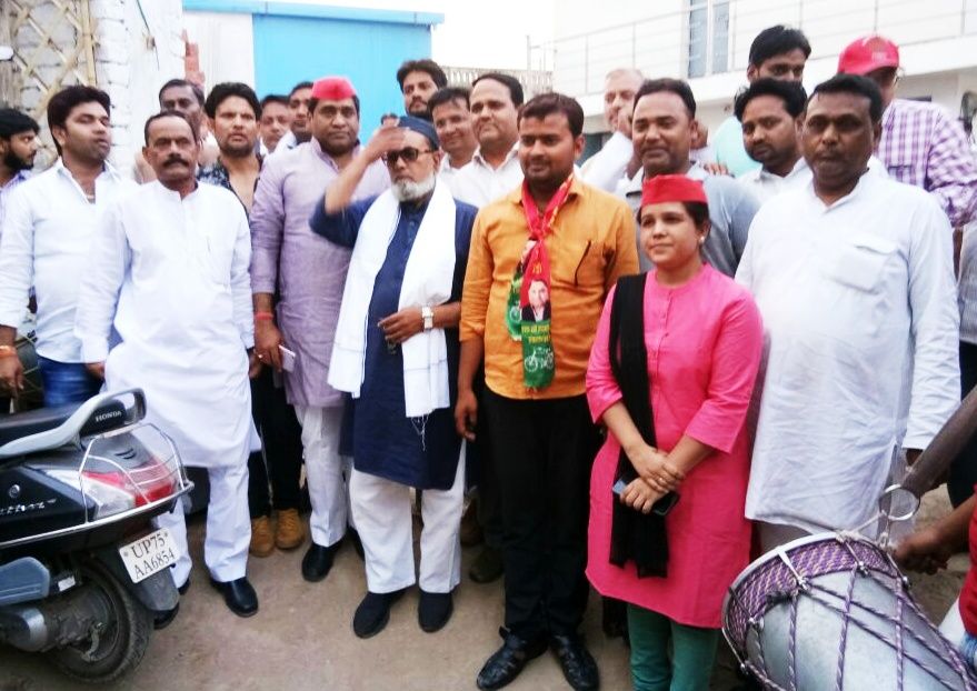 गोरखपुर व फूलपुर जीत पर इटावा में गोपाल यादव व पूजा यादव ने बांटी मिठाई