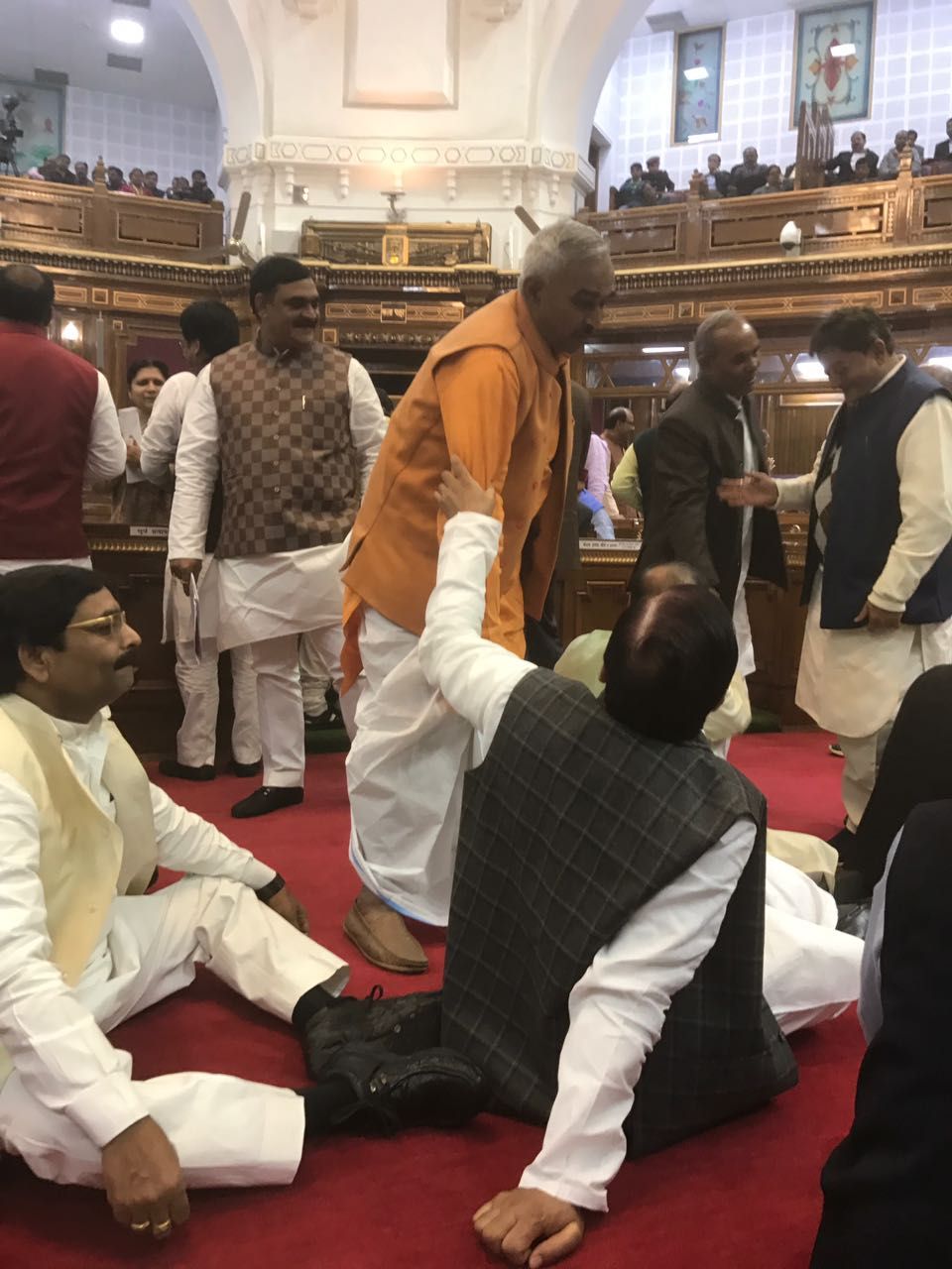 लखनऊ : सुरेन्द्र नाथ सिंह, बलिया से बीजेपी विधायक ने आज सपा विधायक महबूब अली से आशीर्वाद ले रहे, सपा को दिन रात कोसने वालो का आज ऐसी क्या जरूरत पड़ी की महबूब अली ने गले लगाया