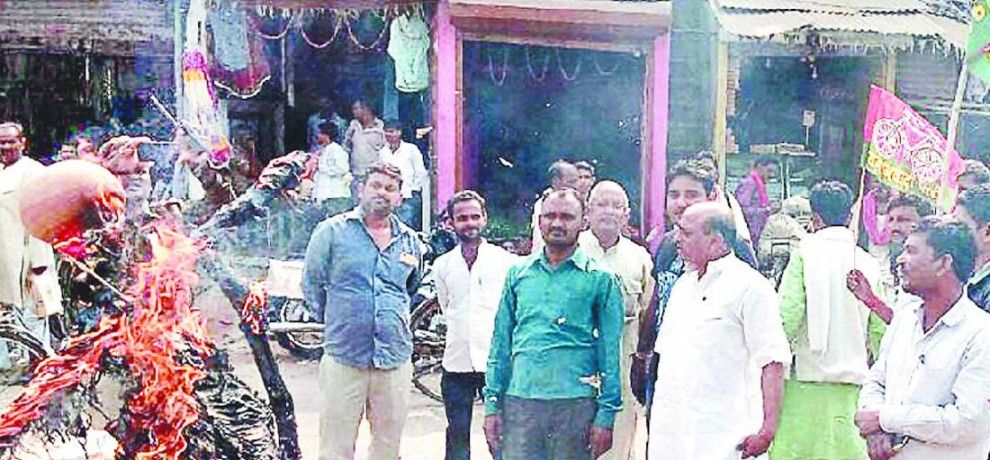 सपा नेताओं ने ही लगाए पार्टी के बड़े नेताओं पर गंभीर आरोप सपा नेताओं ने ही लगाए पार्टी के बड़े नेताओं पर गंभीर आरोप