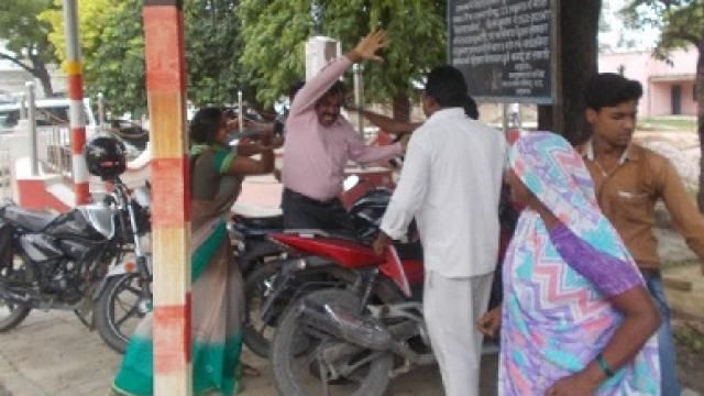 मैनपुरी में डीएम दफ्तर के बाहर छेड़छाड़ पर महिलाओं ने अधेड़ की कुटाई की मैनपुरी में डीएम दफ्तर के बाहर छेड़छाड़ पर महिलाओं ने अधेड़ की कुटाई की