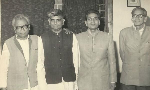 आइए जानते हैं देश के इस महान, प्रखर चिन्तक और समाजवादी राजनेता को विस्तार से... आइए जानते हैं देश के इस महान, प्रखर चिन्तक और समाजवादी राजनेता को विस्तार से...