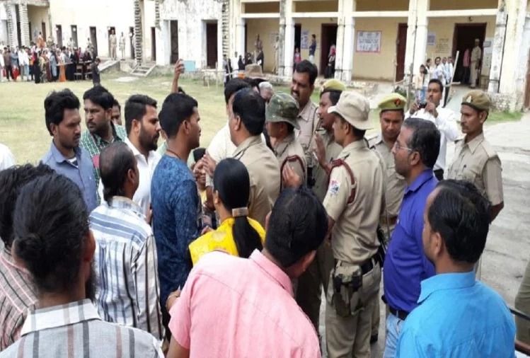 बिजनौर- दरोगा ने बीजेपी के बूथ अध्यक्ष को मारा थप्पड़, माफी मांगी तब जाकर मामला शांत हुआ बिजनौर- दरोगा ने बीजेपी के बूथ अध्यक्ष को मारा थप्पड़, माफी मांगी तब जाकर मामला शांत हुआ