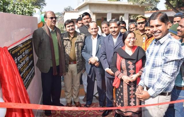 लाईफ लाइन हास्पिटल के सौजन्य से निर्मित शौचालय व स्नान घर का शुभारम्भ जिलाधिकारी ने किया