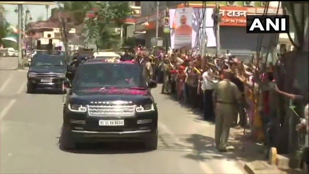 वाराणसी: प्रधानमंत्री नरेंद्र मोदी ने काशी विश्वनाथ मंदिर जाते समय लोगों से मुलाकात की।