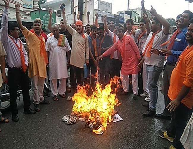 आजम खां चौतरफा घिरे, बिजनौर में फूंका गया पुतला आजम खां चौतरफा घिरे, बिजनौर में फूंका गया पुतला