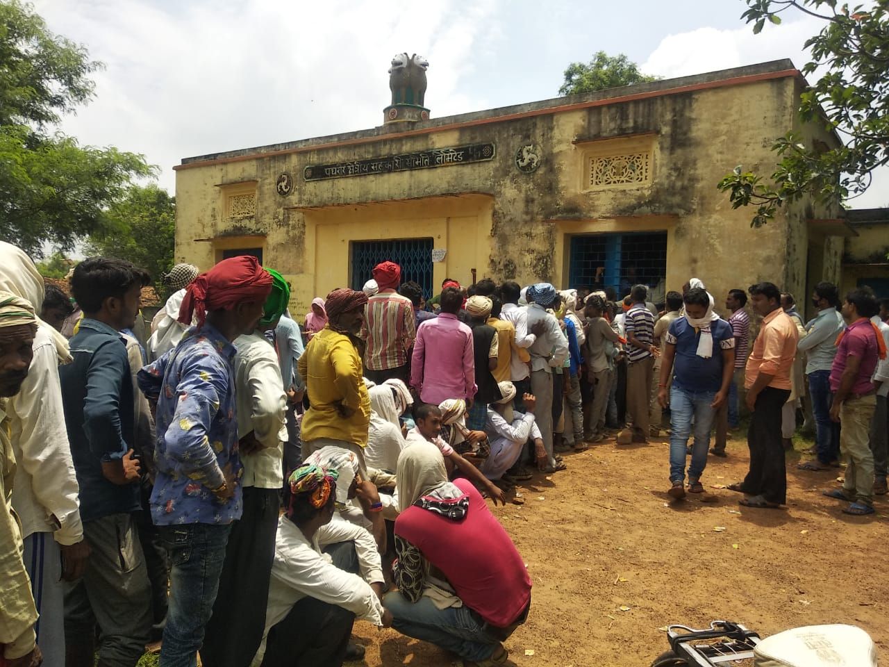 मीरजापुर। यूरिया खाद के लिए किसानों की उमड़ी भीड़ कोरोना काल मे शोसल डिस्टेंसीग के नियमो की उड़ी धज्जियां। लालगंज थाना क्षेत्र के पथरौर सहकारी समिति का यह दृश्य प्रशासन बना मौन।