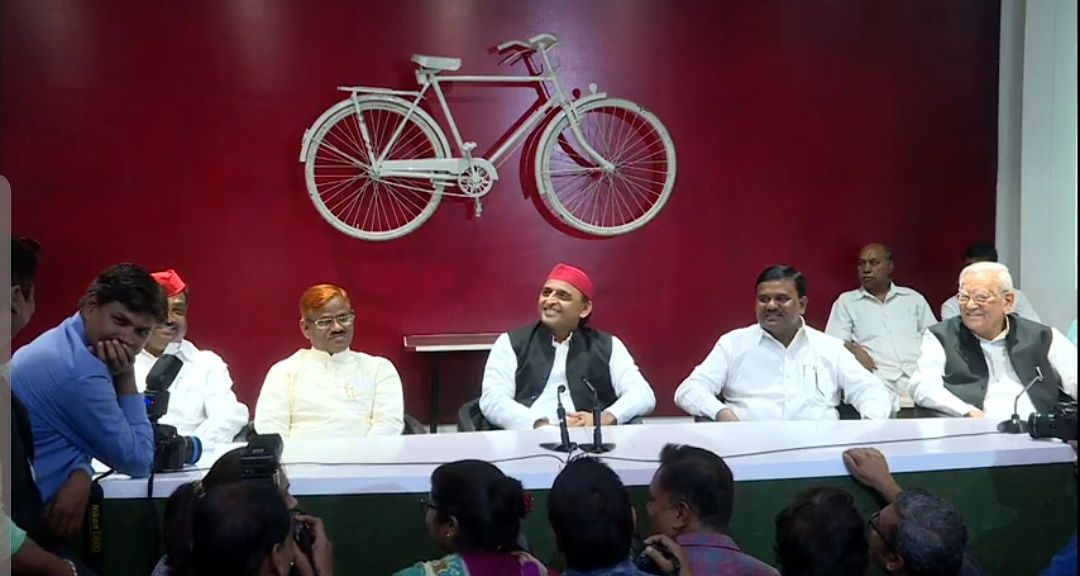 मायावती को झटका, अखिलेश की उपस्थिति में कई बसपा नेता सपा में शामिल मायावती को झटका, अखिलेश की उपस्थिति में कई बसपा नेता सपा में शामिल
