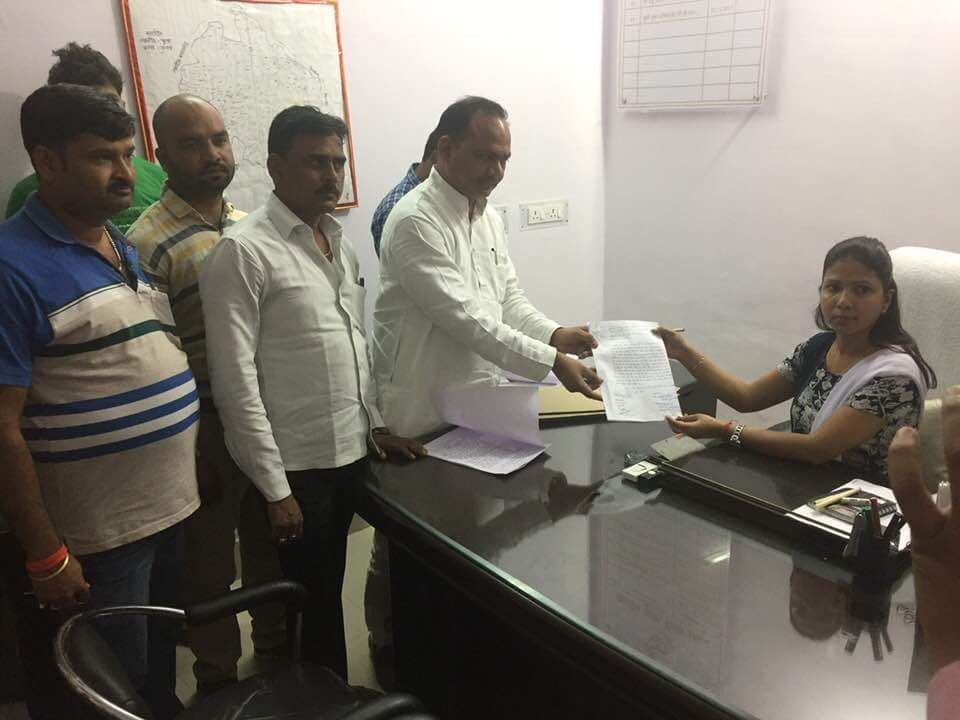 उन्नाव : सपा के पूर्व विधायक उदयराज यादव के खिलाफ फेसबुक पर की गई अभद्र टिप्पणी के खिलाफ आक्रोशित सपाईयों ने उपजिलाधिकारी को ज्ञापन देकर कार्यवाही की मांग की। उन्नाव : सपा के पूर्व विधायक उदयराज यादव के खिलाफ फेसबुक पर की गई अभद्र टिप्पणी के खिलाफ आक्रोशित सपाईयों ने उपजिलाधिकारी को ज्ञापन देकर कार्यवाही की मांग की।