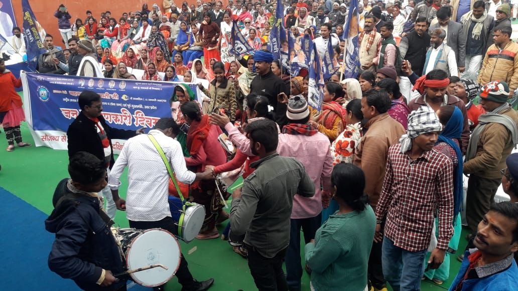 मायावती के 64वें जन्मदिन पर बीएसपी कार्यकर्ताओं ने काटा 64 किलो का केक