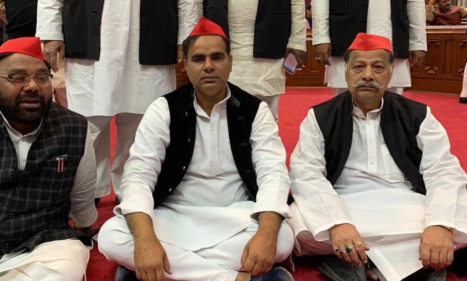 लखनऊ : सपा ने विधानसभा से वॉकआउट किया, अखिलेश की सुरक्षा का मुद्दा उठाया, सरकार के खिलाफ सपाइयों का हंगामा।