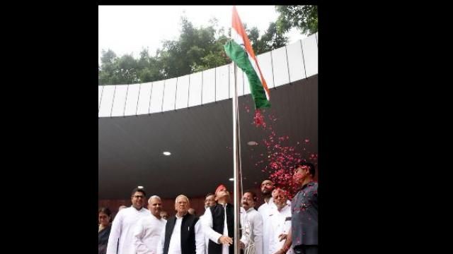 शहीदों के सपनों को मिलकर पूरा करना हम सबकी जिम्मेदारी : अखिलेश शहीदों के सपनों को मिलकर पूरा करना हम सबकी जिम्मेदारी : अखिलेश