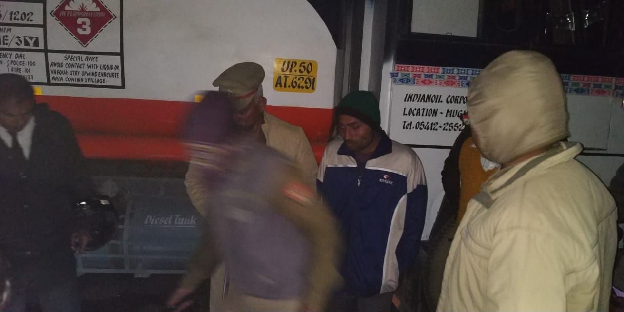 सकलडीहा -टैंकर की चपेट में आने से दर्दनाक मौत, टैंकर नम्बर: UP-50/AT-6291 का चालक फरार,पुलिस फोर्स मौके पर मौजूद, घटना की जानकारी मिलने पर परिजनों में मचा कोहराम