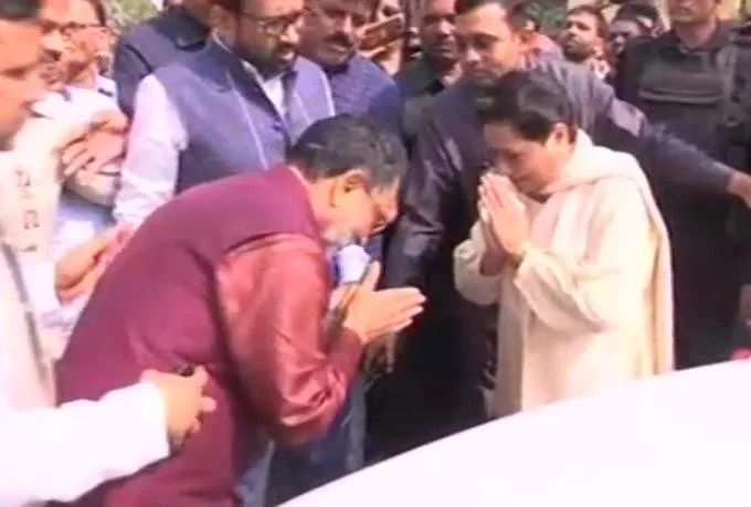 बसपा के धुर विरोधी रामगोविंद चौधरी ने मायावती का ऐसे किया अभिवादन तो लगा ......... बसपा के धुर विरोधी रामगोविंद चौधरी ने मायावती का ऐसे किया अभिवादन तो लगा .........