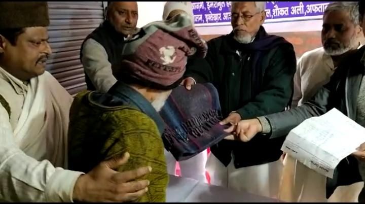 अब्दुल हक़ वेफेयर सोसाइटी ने सैकड़ों जरूरतमन्दों में कम्बल वितरण किया