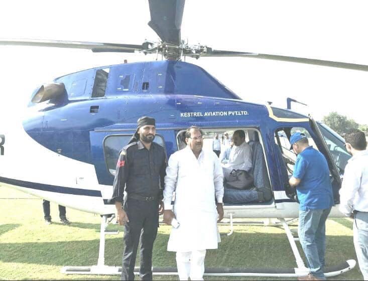 रोहतक- हेलीकॉप्टर की इमरजेंसी लैंडिंग हेलीकॉप्टर में सवार थे अभय चौटाला पायलट की सूझबूझ से टला हादसा अभय चौटाला पूरी तरह सुरक्षित गस्ता वेस्टलैंड कम्पनी का था हेलीकॉप्टर