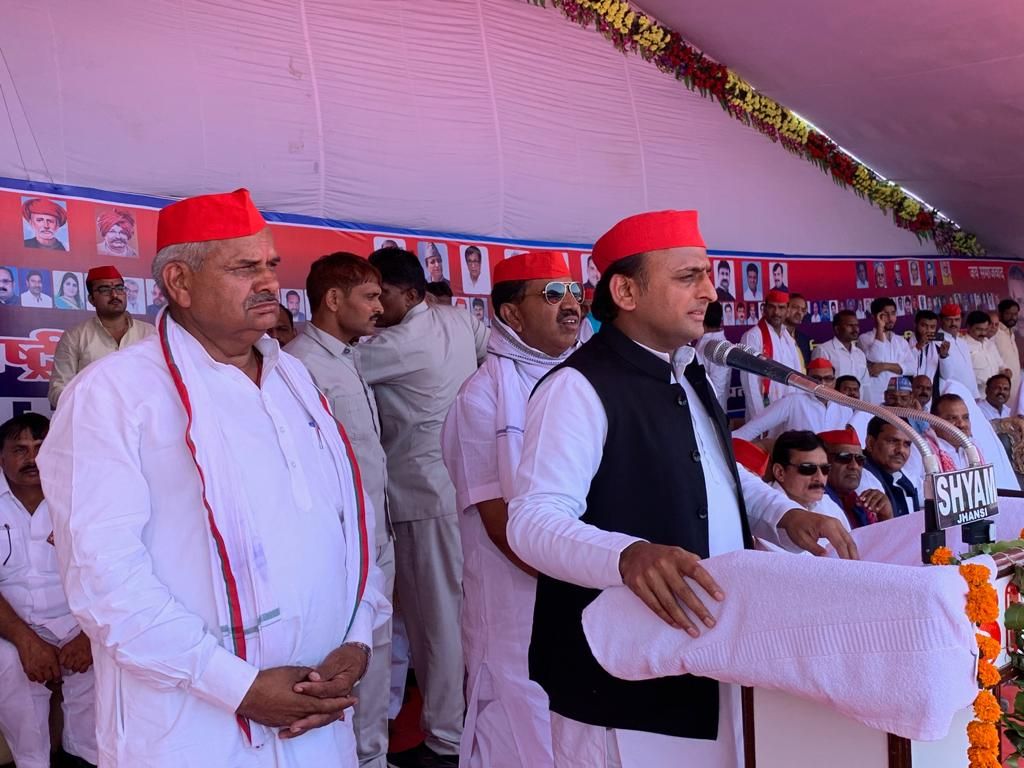 झांसी : अखिलेश यादव ने भाजपा पर साधा निशाना, कहा- जुमलेबाज है मोदी सरकार