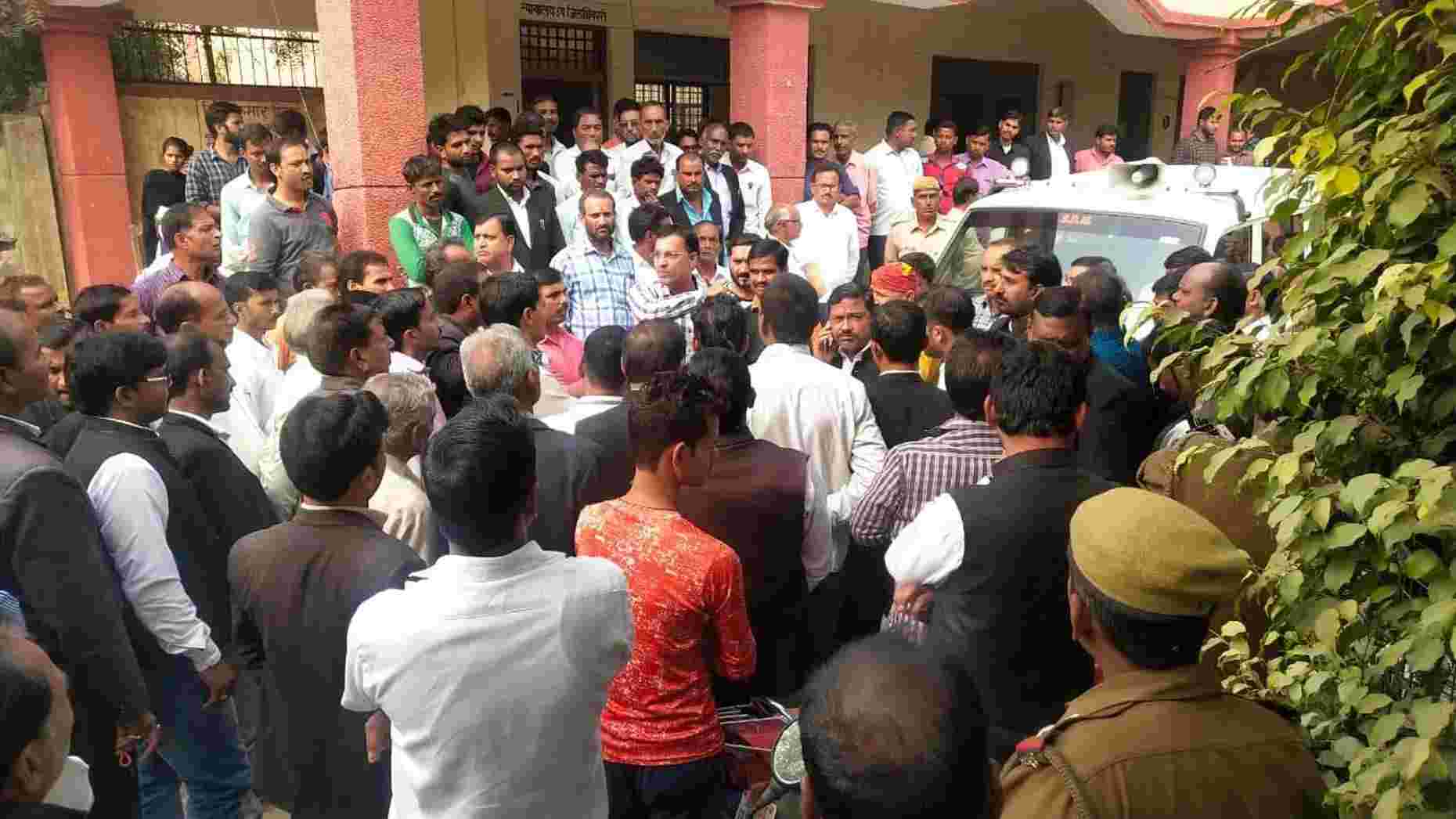 एसडीएम के अपशब्द कहने पर भडक़े अधिवक्ता, जीप में बनाया बंधक एसडीएम के अपशब्द कहने पर भडक़े अधिवक्ता, जीप में बनाया बंधक