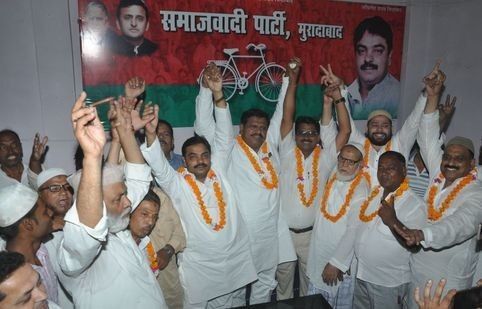 सपाइयों ने लगातार दूसरे दिन भी मनाया जश्न,मिठाई बांटी