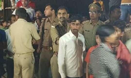 शोभायात्रा में भीड़ ने सिपाही को पकड़कर धुना, बचाने में दारोगा के बैज टूटे शोभायात्रा में भीड़ ने सिपाही को पकड़कर धुना, बचाने में दारोगा के बैज टूटे