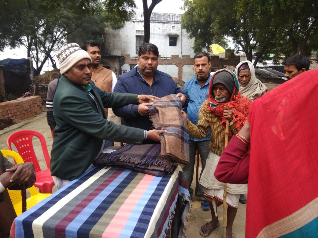 ठंड से सिकुड़ रहे जरूरतमंद लोगों को कंबल वितरित किया गया