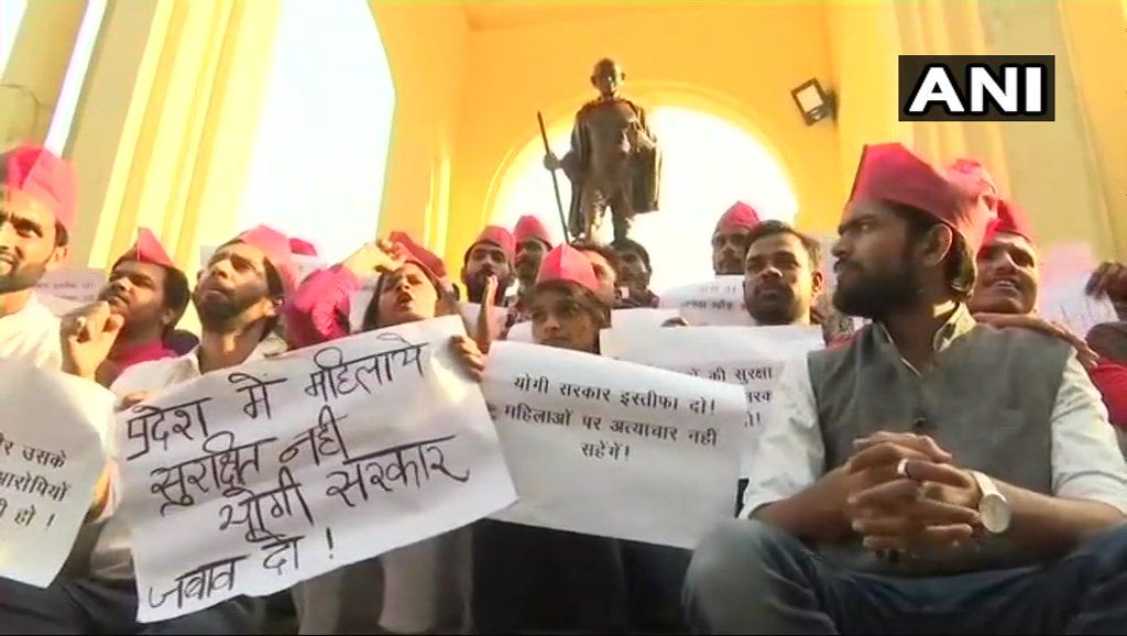 लखनऊ: उन्नाव गैंग रेप : -समाजवादी पार्टी के कार्यकर्ता हजरतगंज में महात्मा गांधी की प्रतिमा के सामने विरोध प्रदर्शन कर रहे हैं, भाजपा के विधायक कुलदीप सिंह सेंगर की गिरफ्तारी की मांग