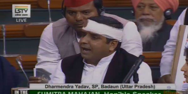 चोटिल अवस्था में लोकसभा में पहुंचे एसपी सांसद धर्मेंद्र यादव ने सदन में बीजेपी सरकार पर तानाशाही का आरोप लगाते हुए अखिलेश यादव को इलाहाबाद जाने से रोकने का मुद्दा उठाया और कार्रवाई की मांग की।