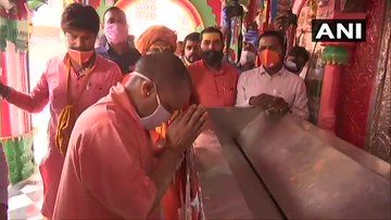 अयोध्या. मुख्यमंत्री योगी आदित्यनाथ ने आज सुबह हनुमानगढ़ी पहुंचकर भगवान बजरंग बली की पूजा अर्चना की।