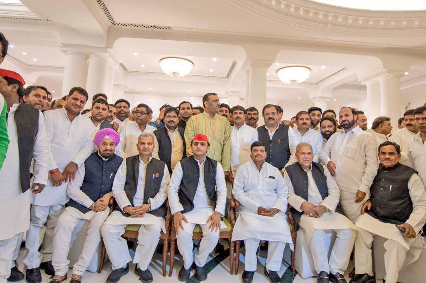 अखिलेश की डिनर डिप्लोमेसी, चाचा शिवपाल के साथ भतीजे की जुगलबंदी अखिलेश की डिनर डिप्लोमेसी, चाचा शिवपाल के साथ भतीजे की जुगलबंदी