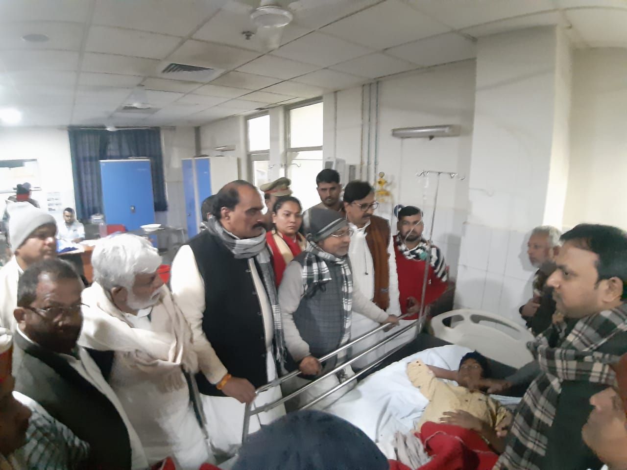 वाराणसी : नेता प्रतिपक्ष विधानसभा उ०प्र० रामगोविंद चौधरी घायलों का हाल जानने पहुंचे बीएचयू ट्रामा सेंटर वाराणसी