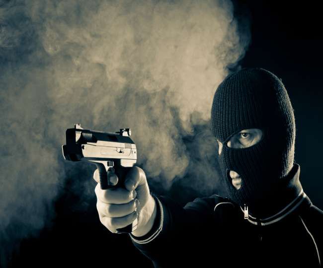 बरेली में दिनदहाड़े सर्राफ से 15 लाख रुपये की लूट बरेली में दिनदहाड़े सर्राफ से 15 लाख रुपये की लूट