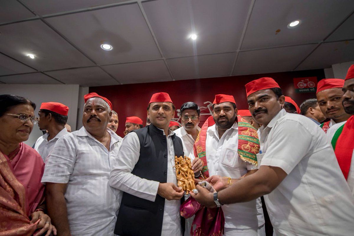 युवा पीढ़ी का भविष्य बर्बाद कर रही है भाजपा : अखिलेश युवा पीढ़ी का भविष्य बर्बाद कर रही है भाजपा : अखिलेश