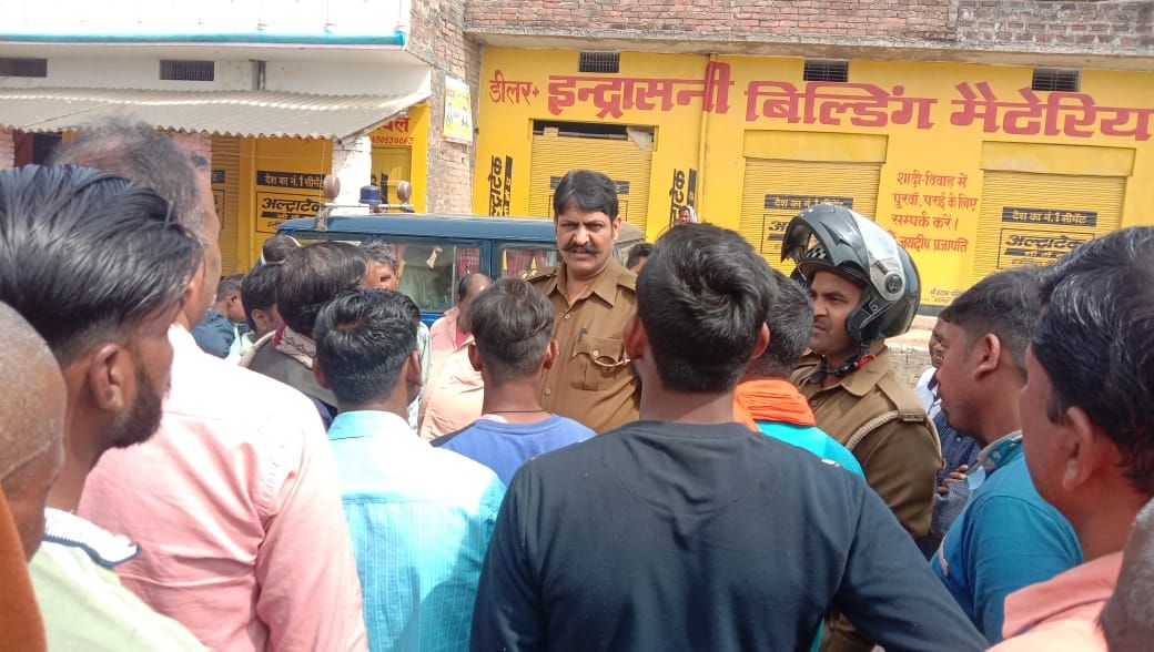 वाराणसी : कोरोना वायरस से पीड़ित रोगी के भर्ती होने की सूचना पर ग्रामीणों ने परमानंदपुर स्थित शेल्टर हाउस पर प्रदर्शन किया। थानाध्यक्ष शिवपुर ने समझा बुझाकर प्रदर्शन समाप्त कराया।