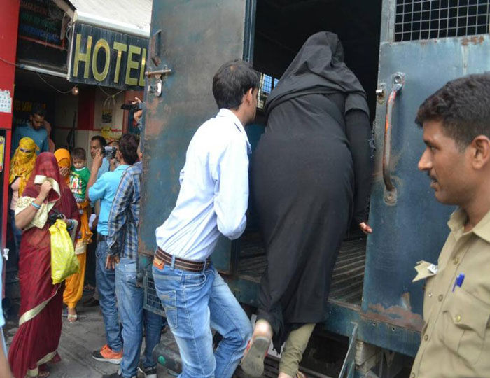 मेरठ में पकड़ा गया अय्याशी का बड़ा अड्डा मेरठ में पकड़ा गया अय्याशी का बड़ा अड्डा