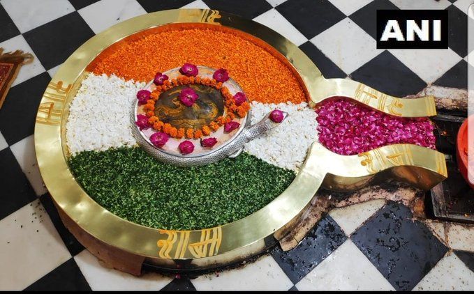 उत्तराखंड: ऋषिकेश के चंद्रेश्वर महादेव मंदिर में शिवलिंग को तिरंगे के रंग में सजाया गया है.. #IndependenceDayIndia