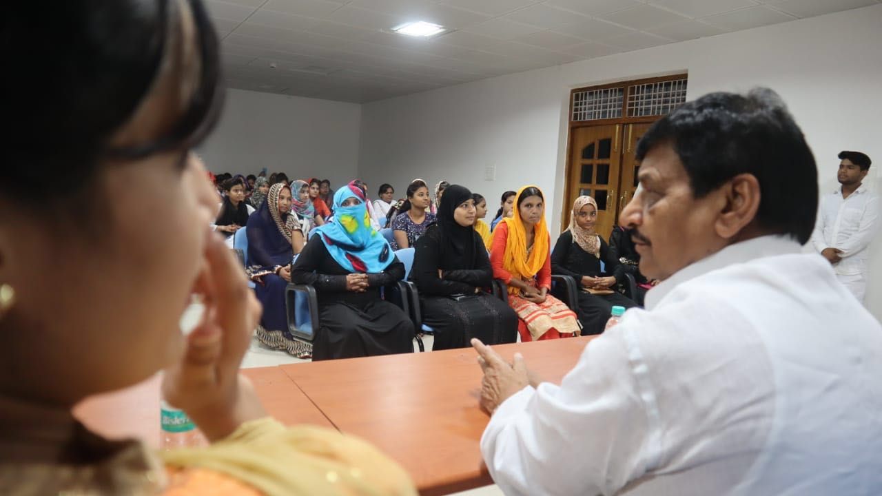 इटावा : सिचाई विभाग डाक बंगले में मुस्लिम समुदाय की माहिलाओं ने शिवपाल यादव से अपनी समस्याये बताई, शिवपाल ने पूर्ण अस्वासन दिया निस्तारण का