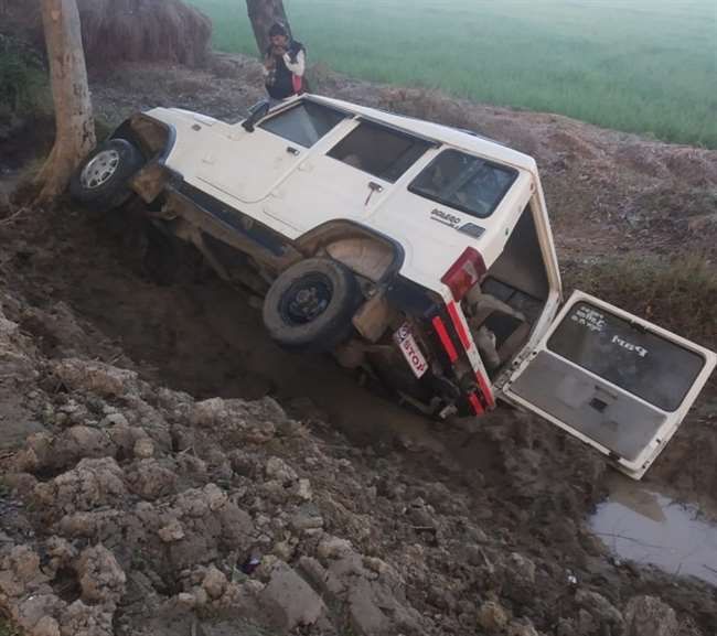 घाटमपुर में अन्ना मवेशी सामने आने पर बोलेरो खड्ड में पलटी, नौ घायल