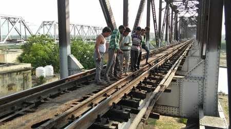 मुरादाबाद में ट्रेन से कटा युवक, गंभीर घायल मुरादाबाद में ट्रेन से कटा युवक, गंभीर घायल